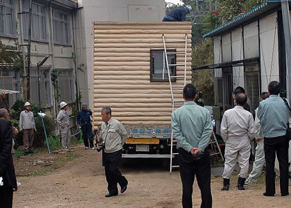 神戸市の設置現場から新潟に向け出発