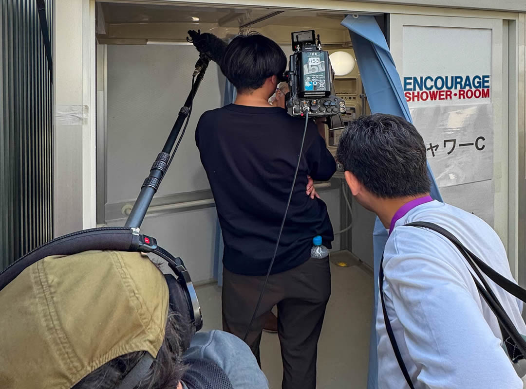 災害シャワーシステムの取材の様子