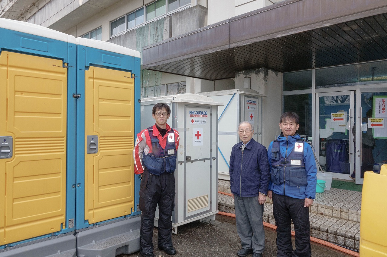 和倉小学校に日赤からのシャワー支援