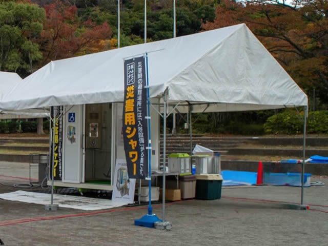 葉山での避難訓練で展示された災害シャワーシステム