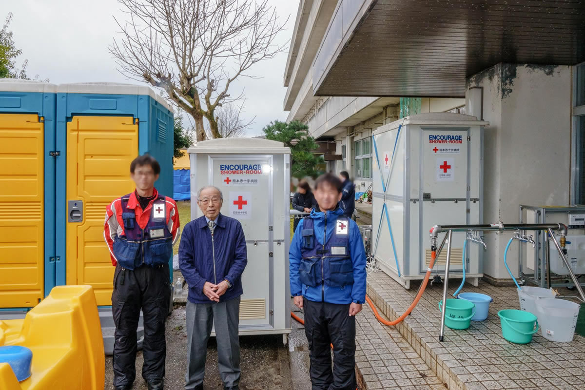ENCOURAGEⅠ型の開発依頼者（日本赤十字社）と記念撮影。