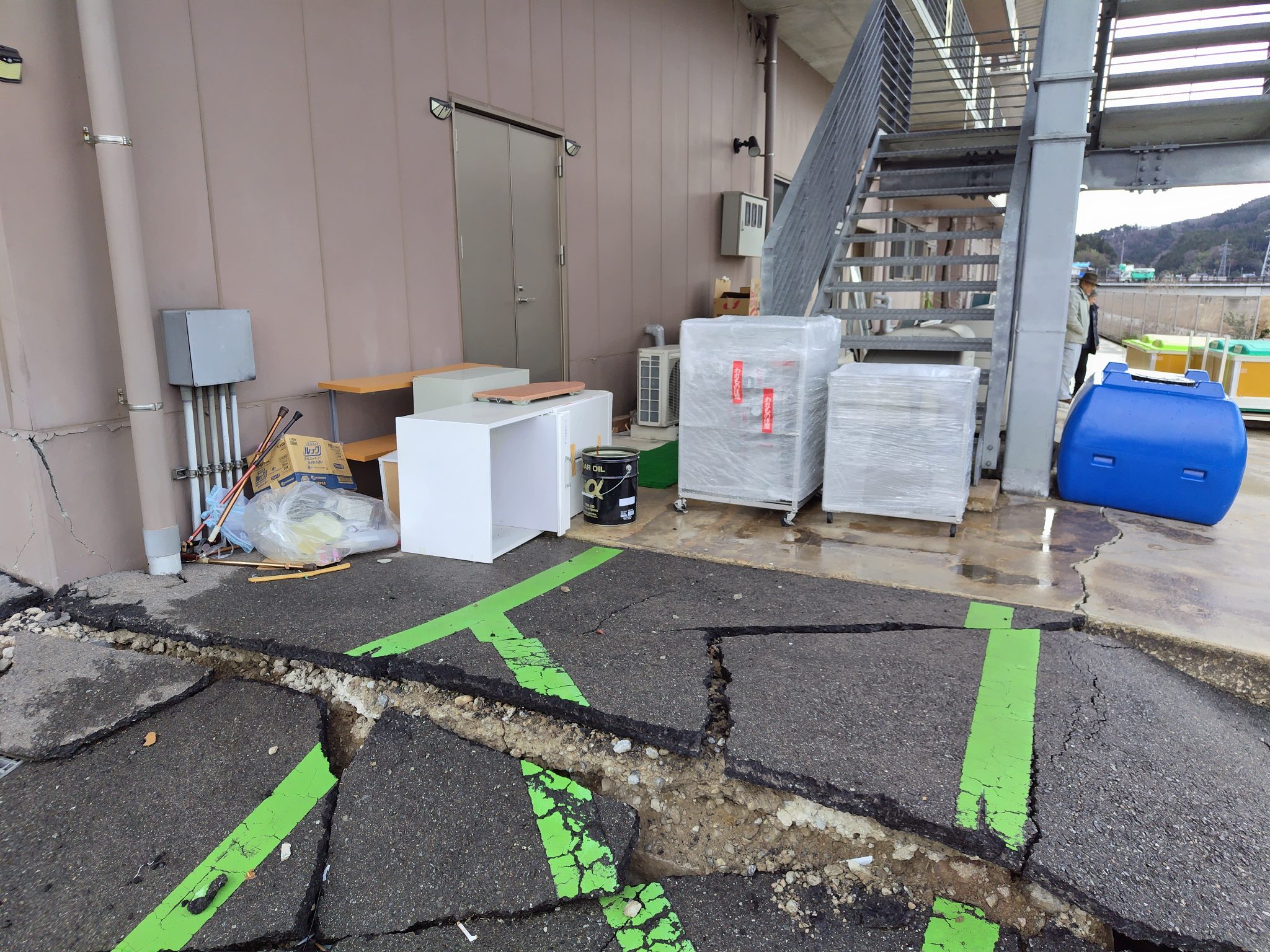 施設の裏手、地面が隆起して台車が通れません