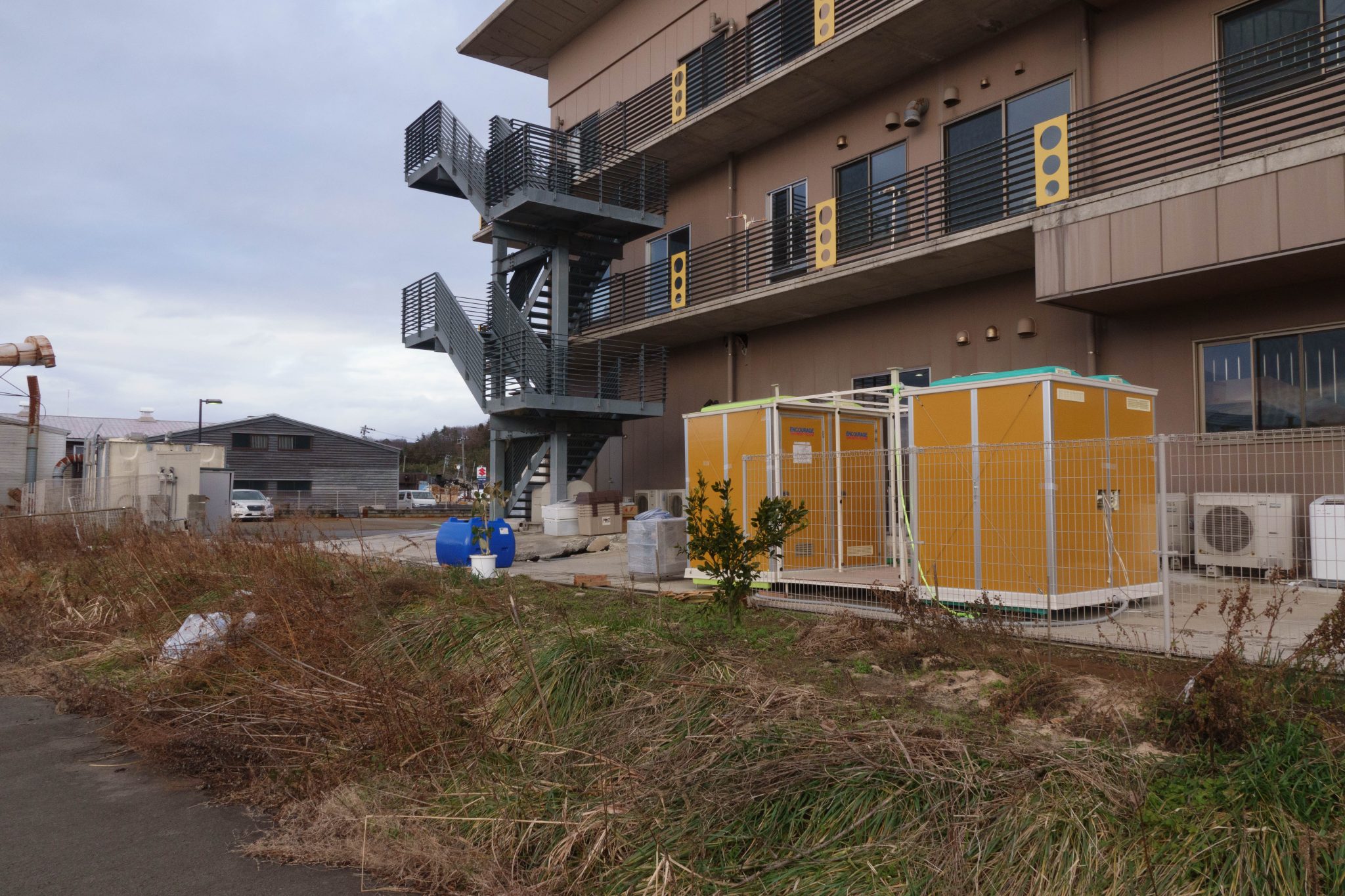 施設の裏手にシャワー室を設置
