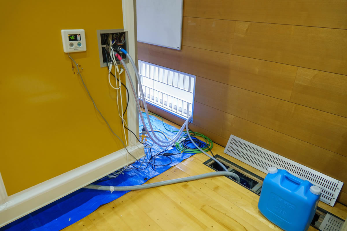 体育館内の設置作業で一番難しいのが排水処理でした